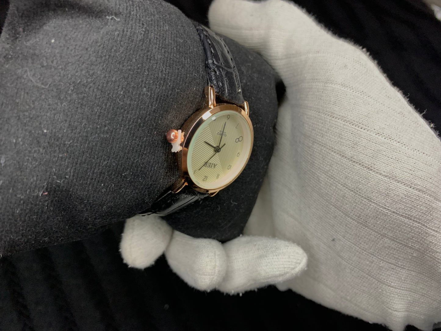 Ladies Black Straps Watch